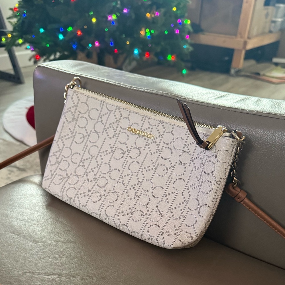 Calvin Klein crossbody purse! ❤️💫 Taking offers!🌺